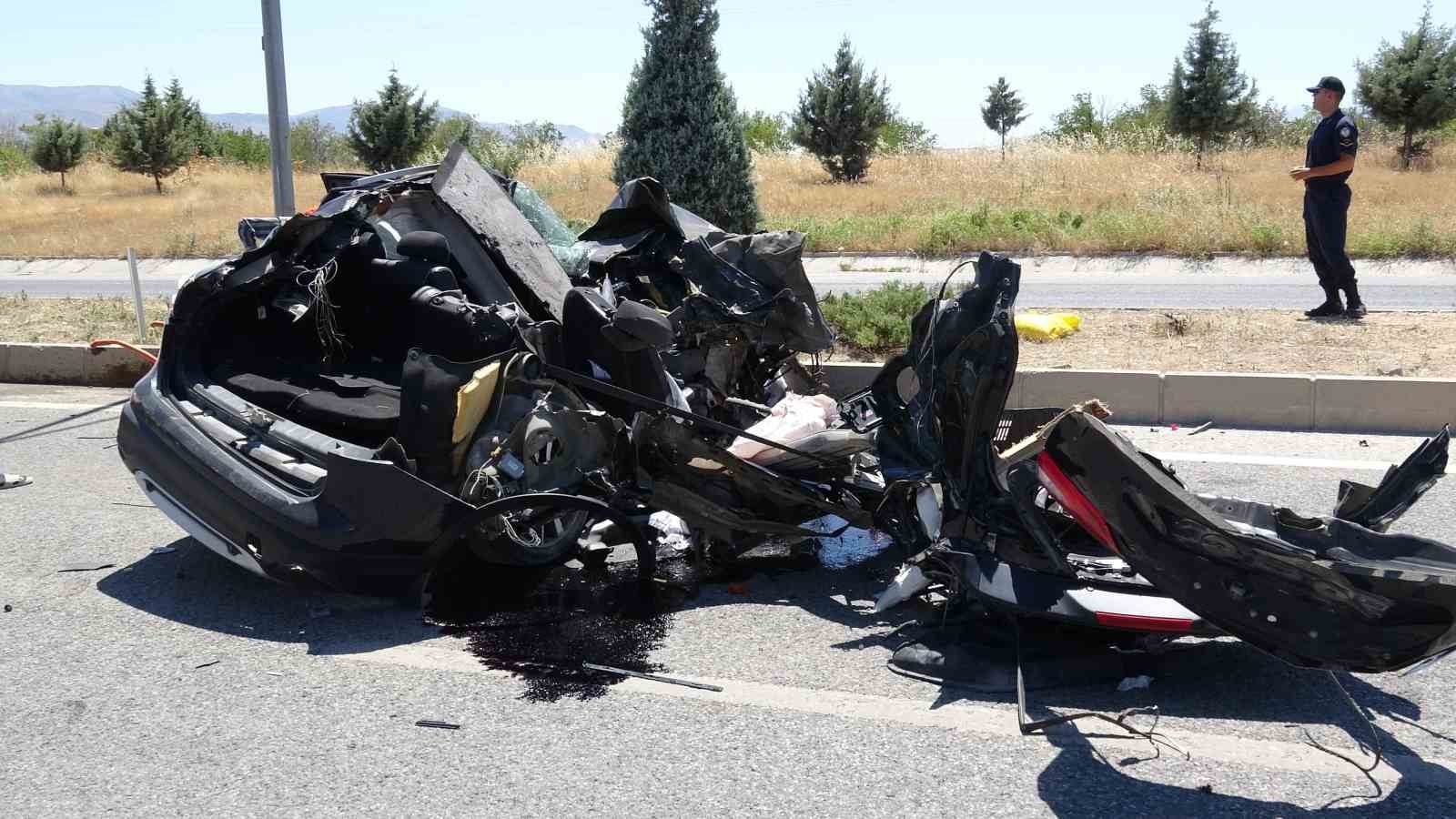 Tıra arkadan çarpan otomobil hurdaya döndü: 1 yaralı