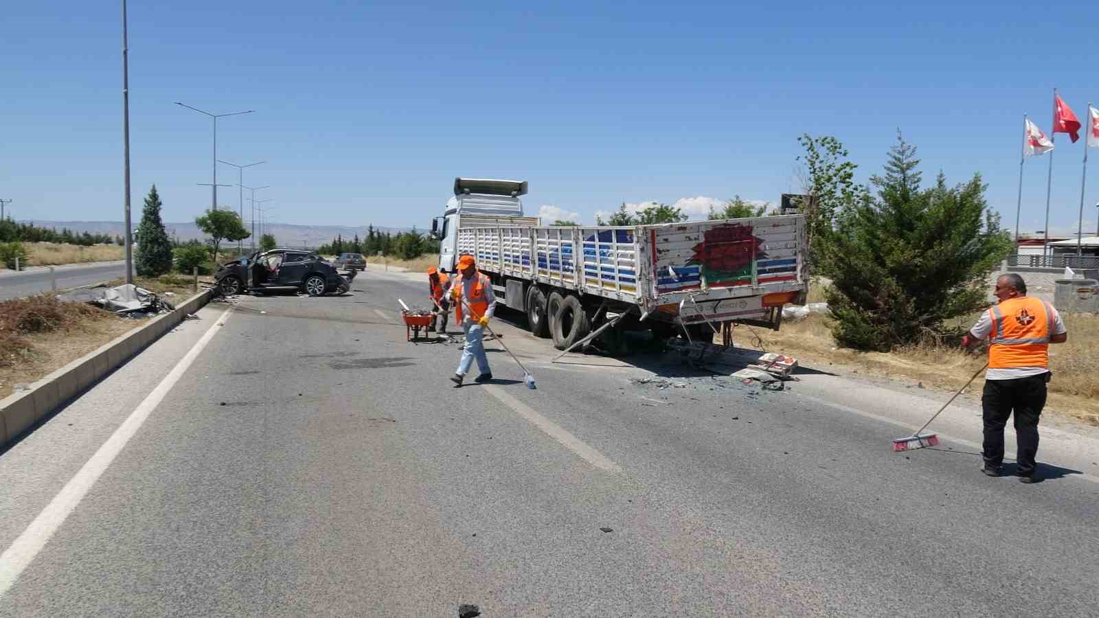 Tıra arkadan çarpan otomobil hurdaya döndü: 1 yaralı