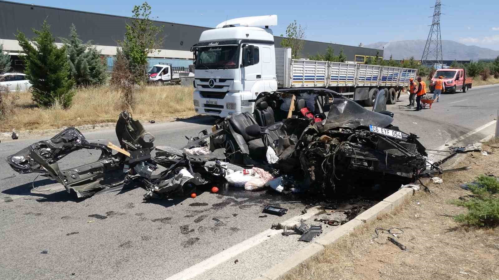 Tıra arkadan çarpan otomobil hurdaya döndü: 1 yaralı