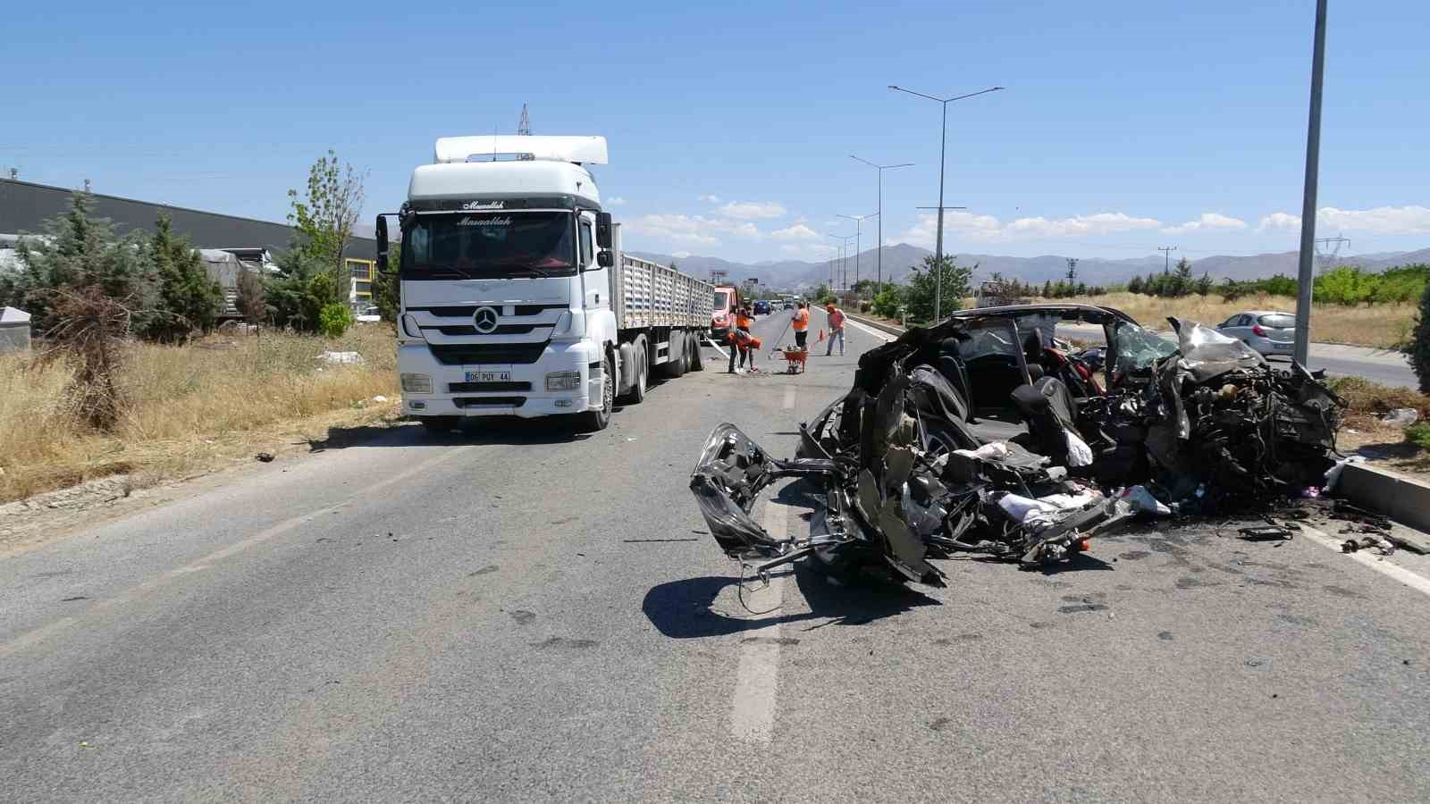 Tıra arkadan çarpan otomobil hurdaya döndü: 1 yaralı