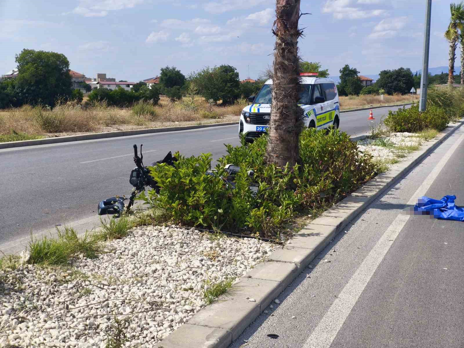 Ağaca çarpan motosikletin sürücüsü yaşam mücadelesini kaybetti