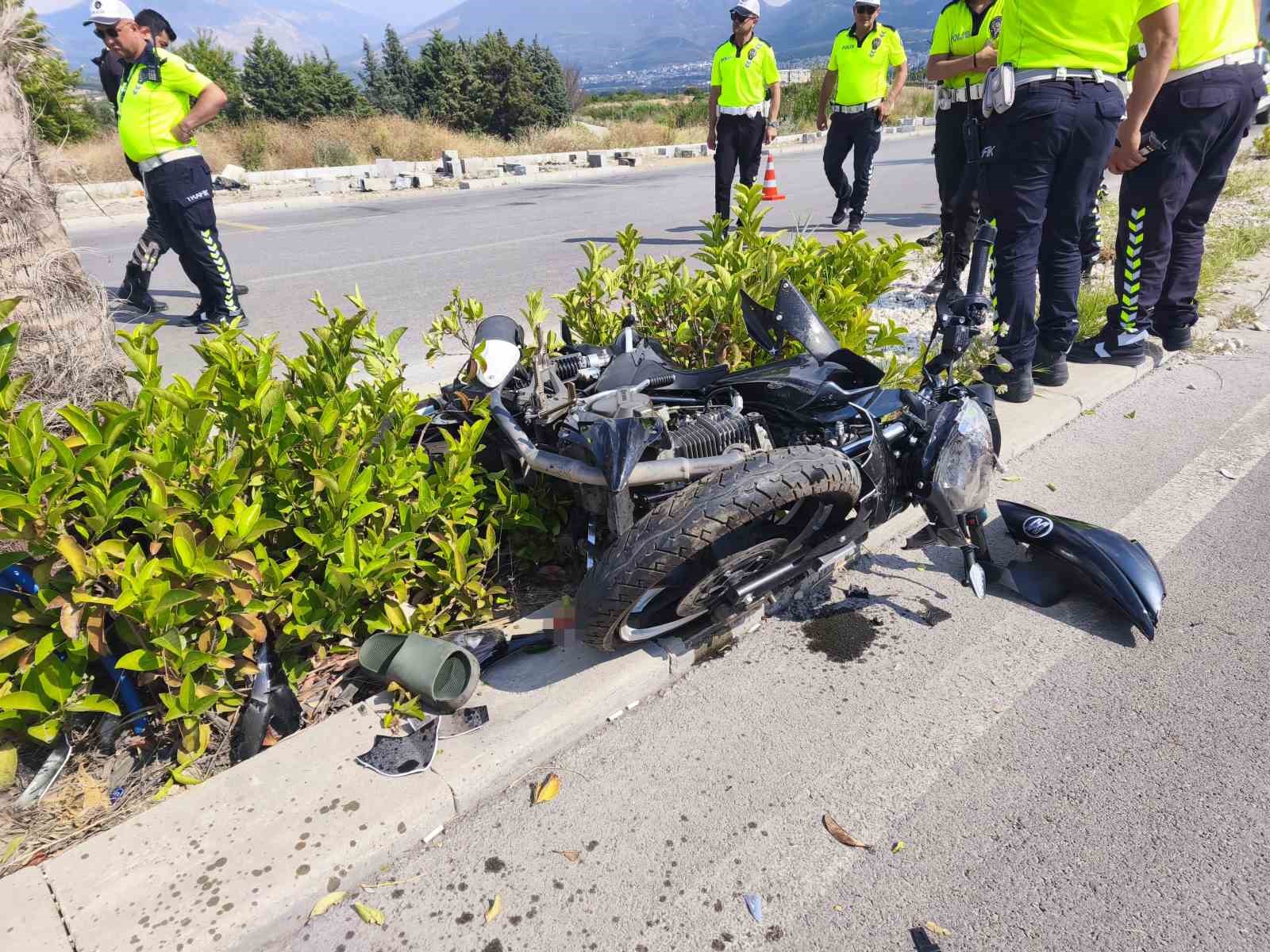 Ağaca çarpan motosikletin sürücüsü yaşam mücadelesini kaybetti