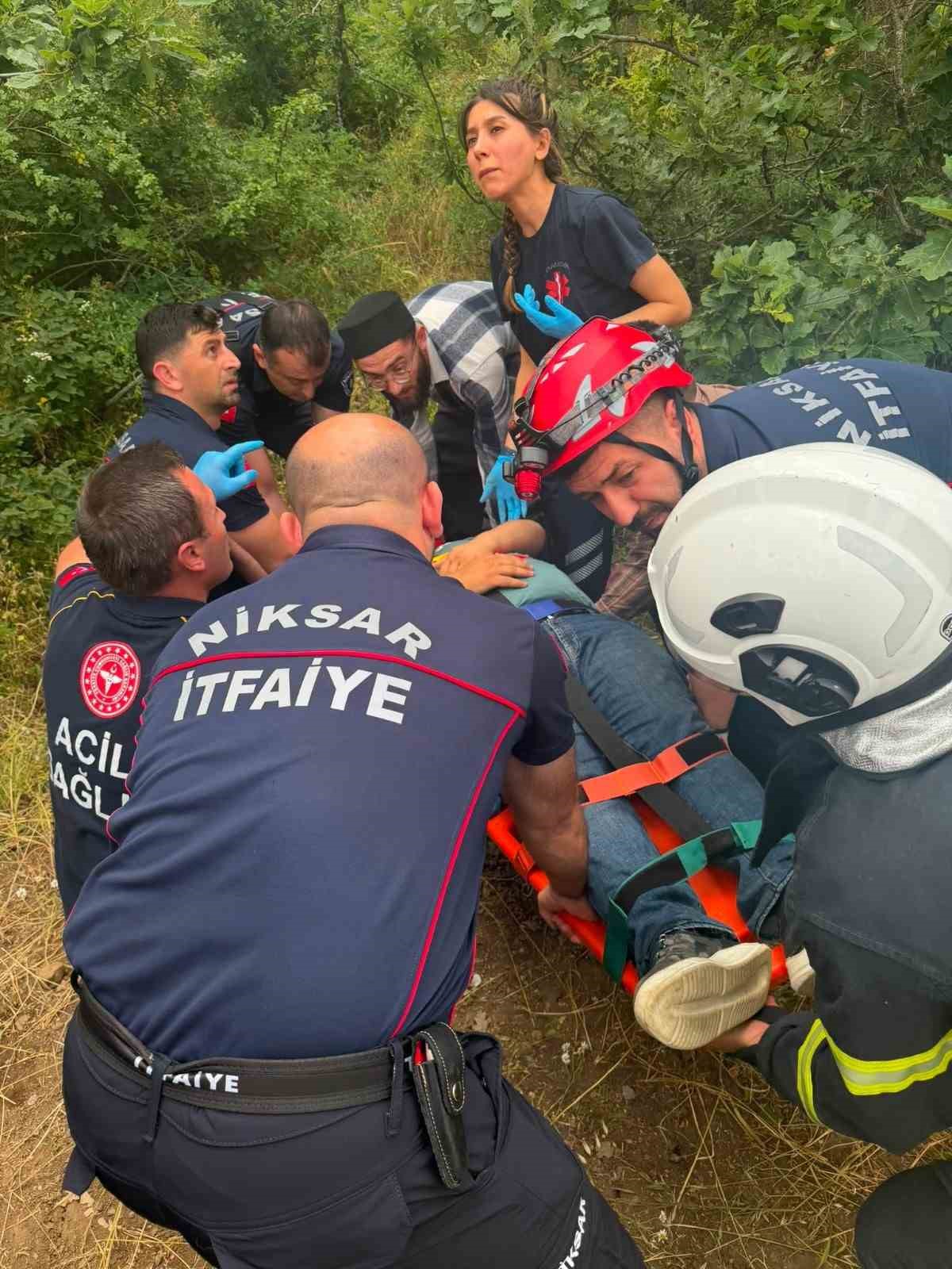 Tokat’ta kontrolden çıkan hafif ticari araç takla attı: 5 yaralı