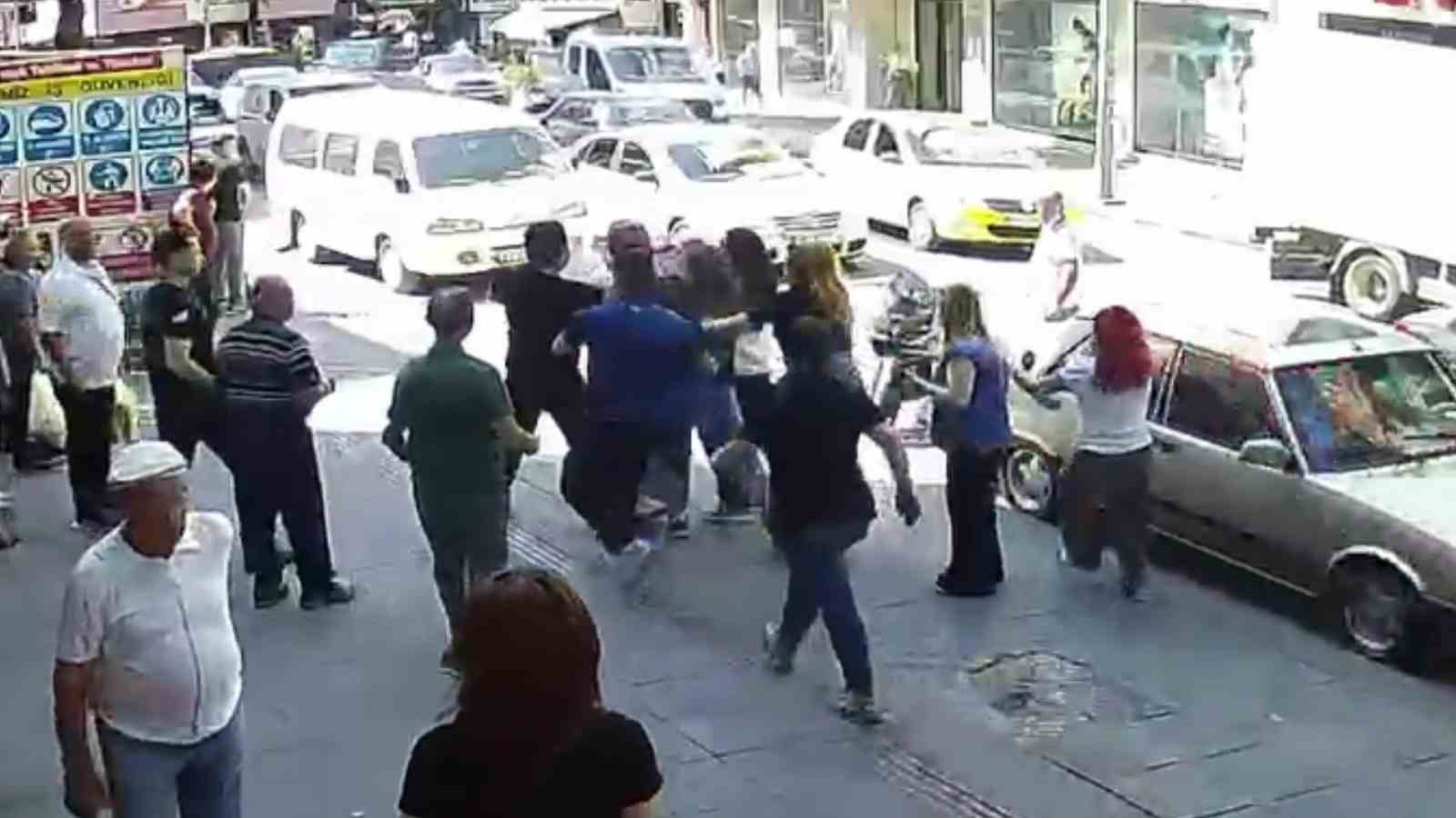 Kaza sonrası çıkan kavgada ortalık savaş alanına döndü: Kadın sürücüyü böyle darp etti