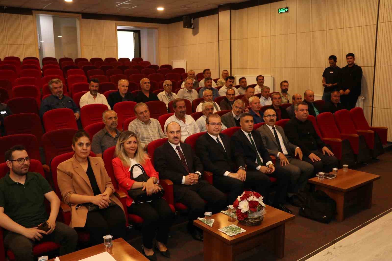 PTT hizmetleri Oltu’da tanıtıldı: Muhtar ve esnaflara bilgilendirme toplantısı düzenlendi