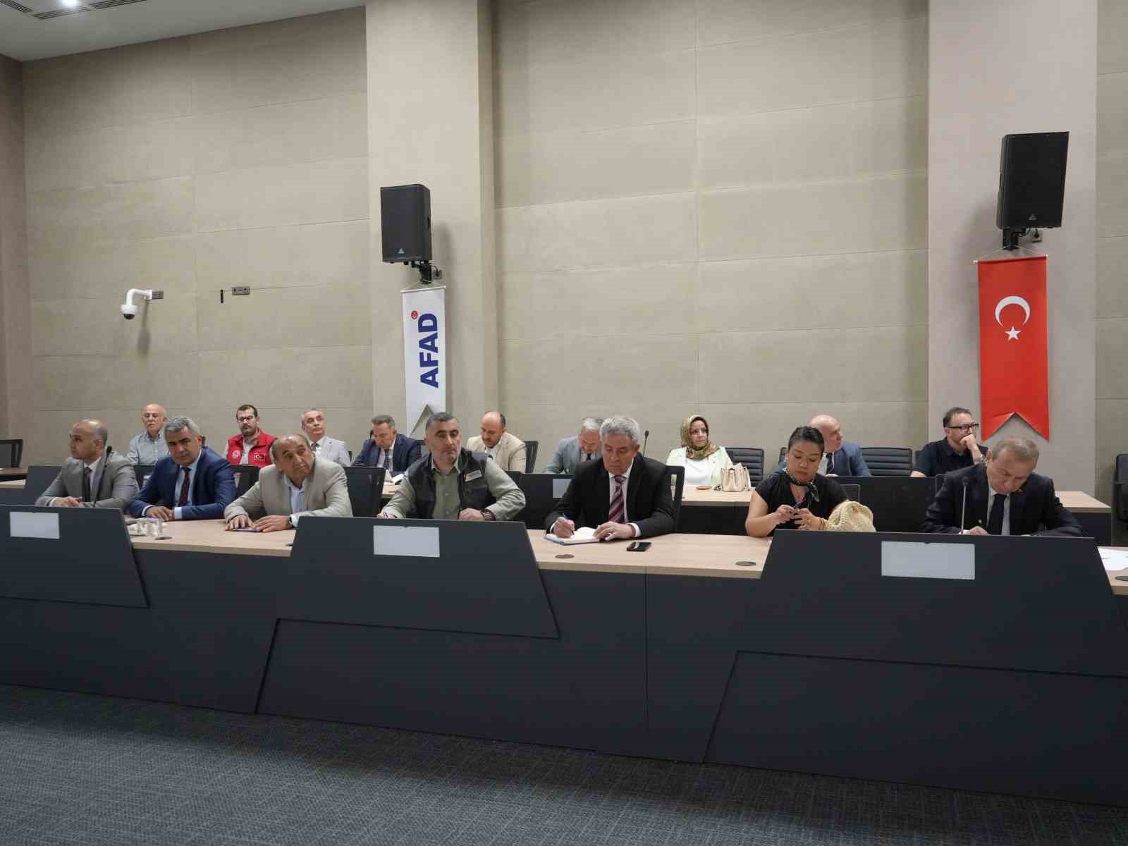 Vali Dallı’dan ormanlık alanlara sigara izmariti, cam şişe gibi malzemeleri atanlara tepki