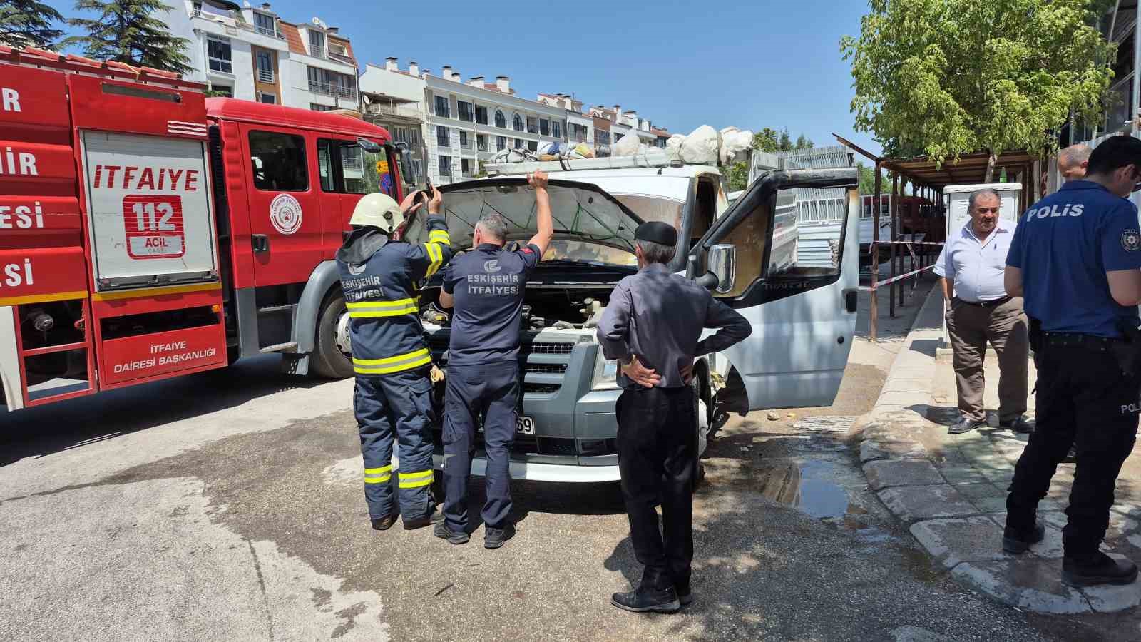 Park halindeyken navigasyon cihazı patlayan kamyonette yangın çıktı