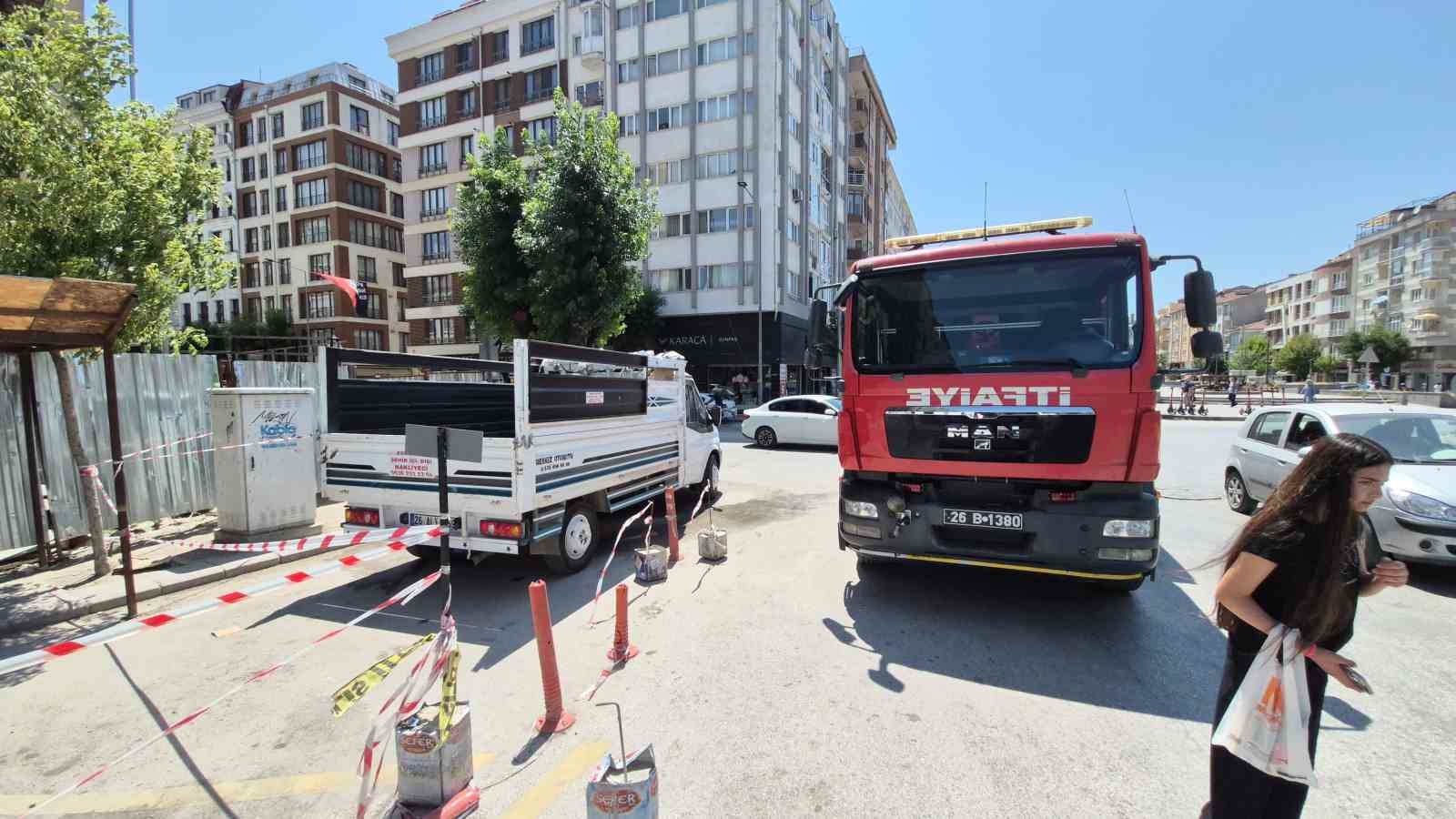 Park halindeyken navigasyon cihazı patlayan kamyonette yangın çıktı