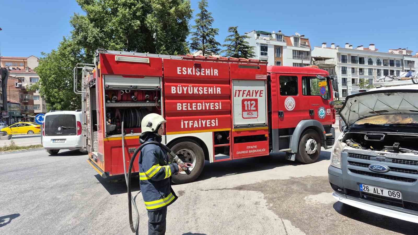 Park halindeyken navigasyon cihazı patlayan kamyonette yangın çıktı