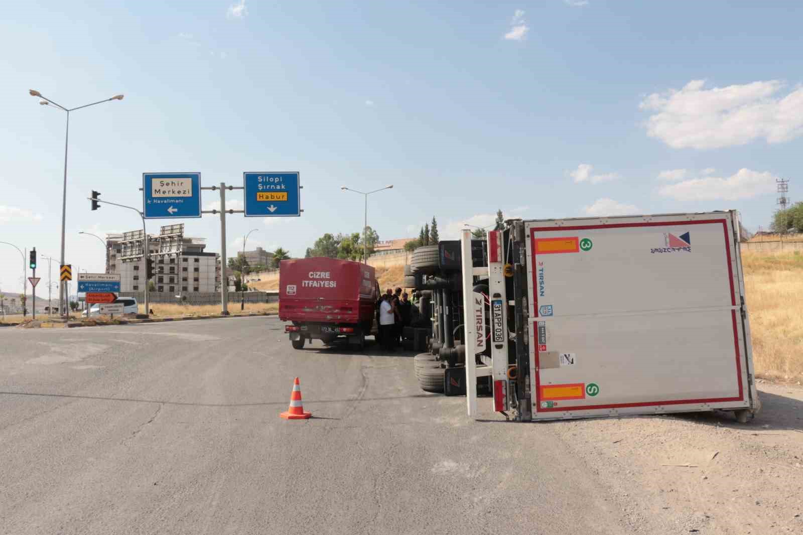 Cizre’de virajı alamayan tır devrildi: 1 yaralı
