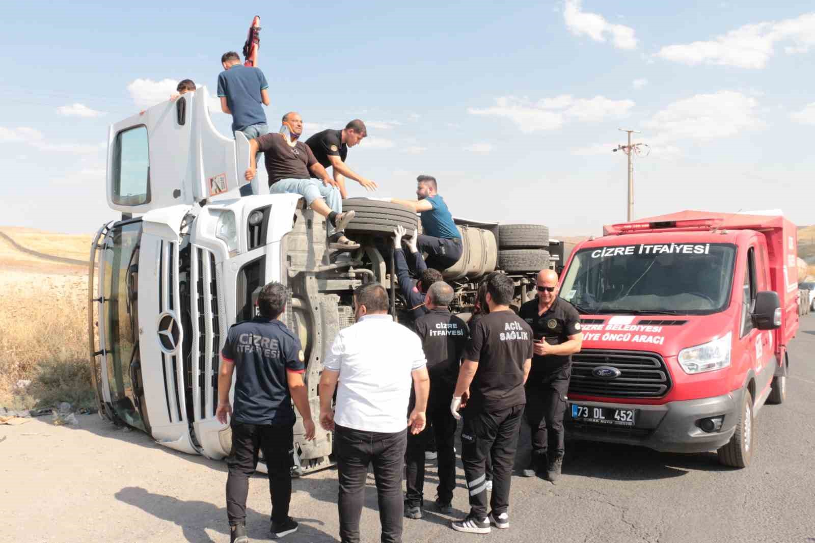 Cizre’de virajı alamayan tır devrildi: 1 yaralı