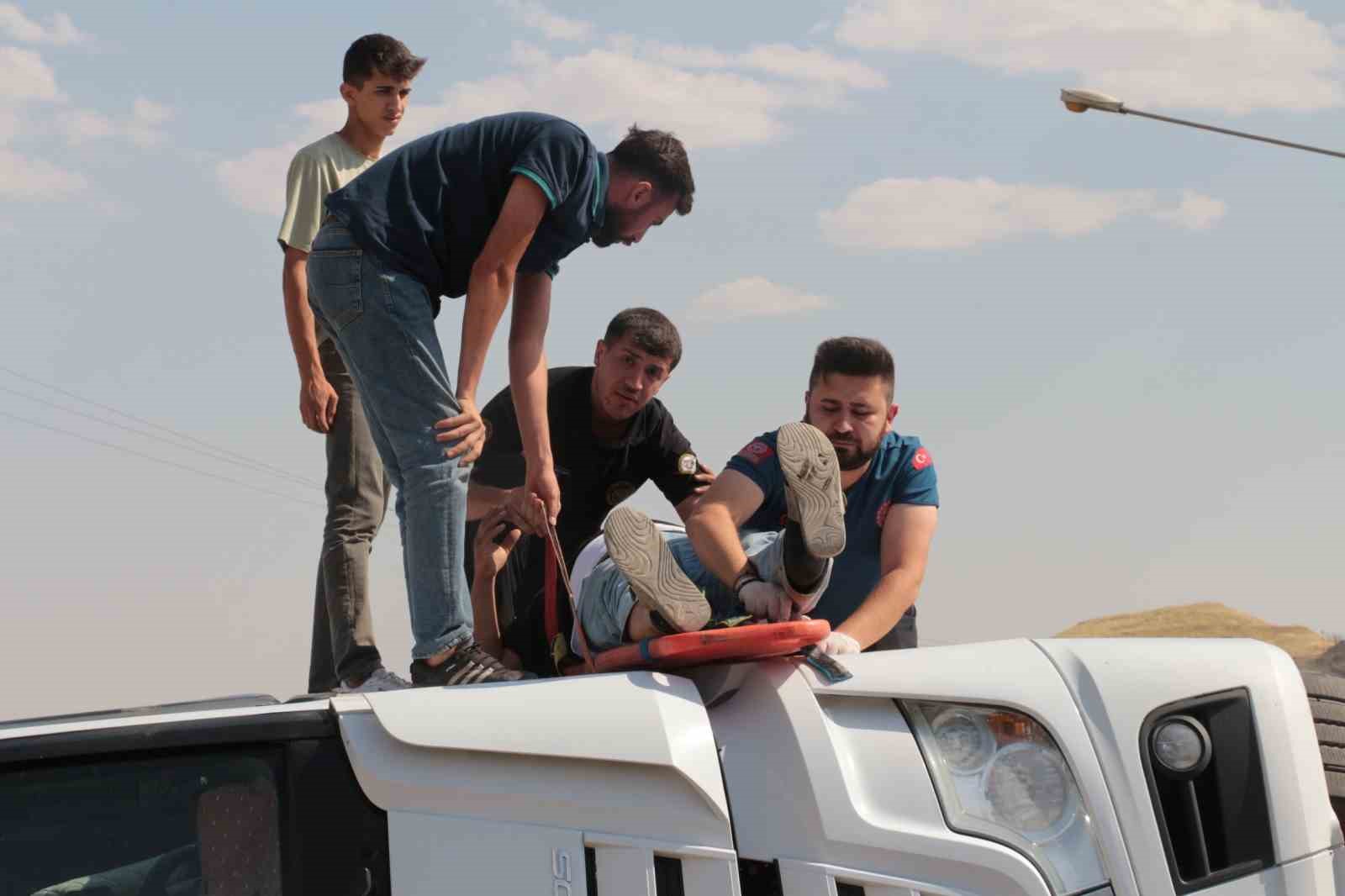Cizre’de virajı alamayan tır devrildi: 1 yaralı