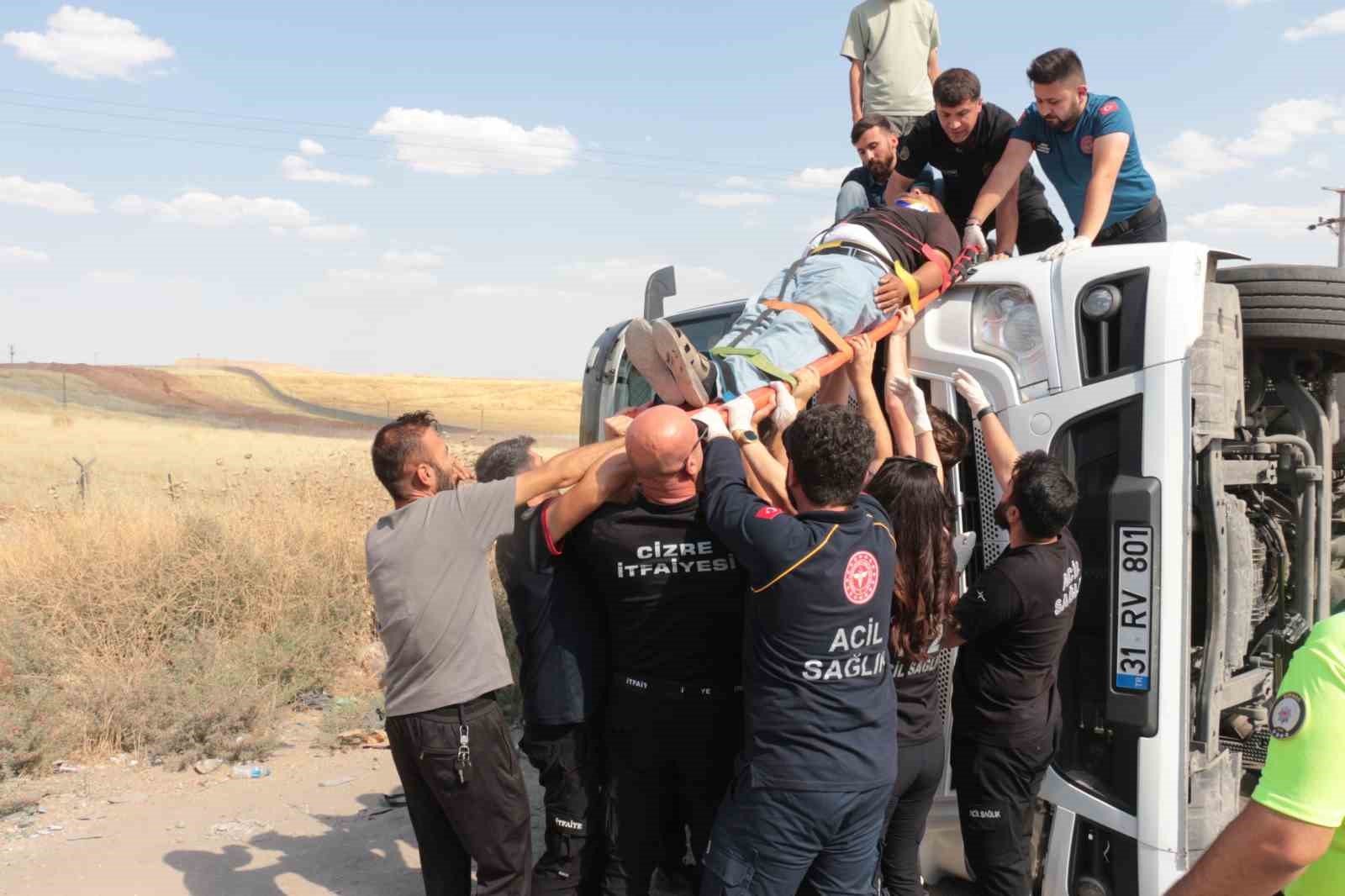 Cizre’de virajı alamayan tır devrildi: 1 yaralı