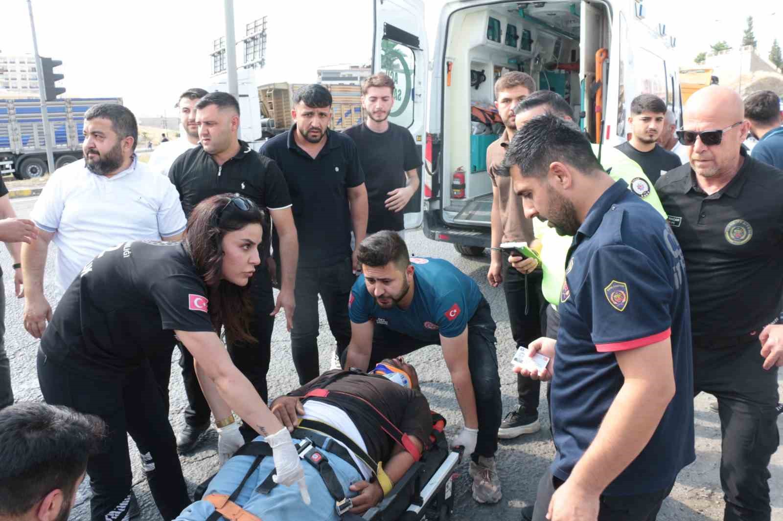 Cizre’de virajı alamayan tır devrildi: 1 yaralı