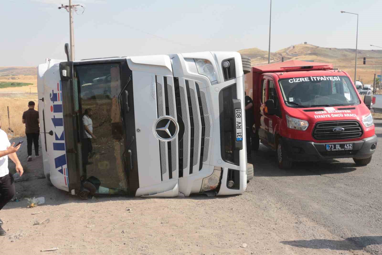 Cizre’de virajı alamayan tır devrildi: 1 yaralı