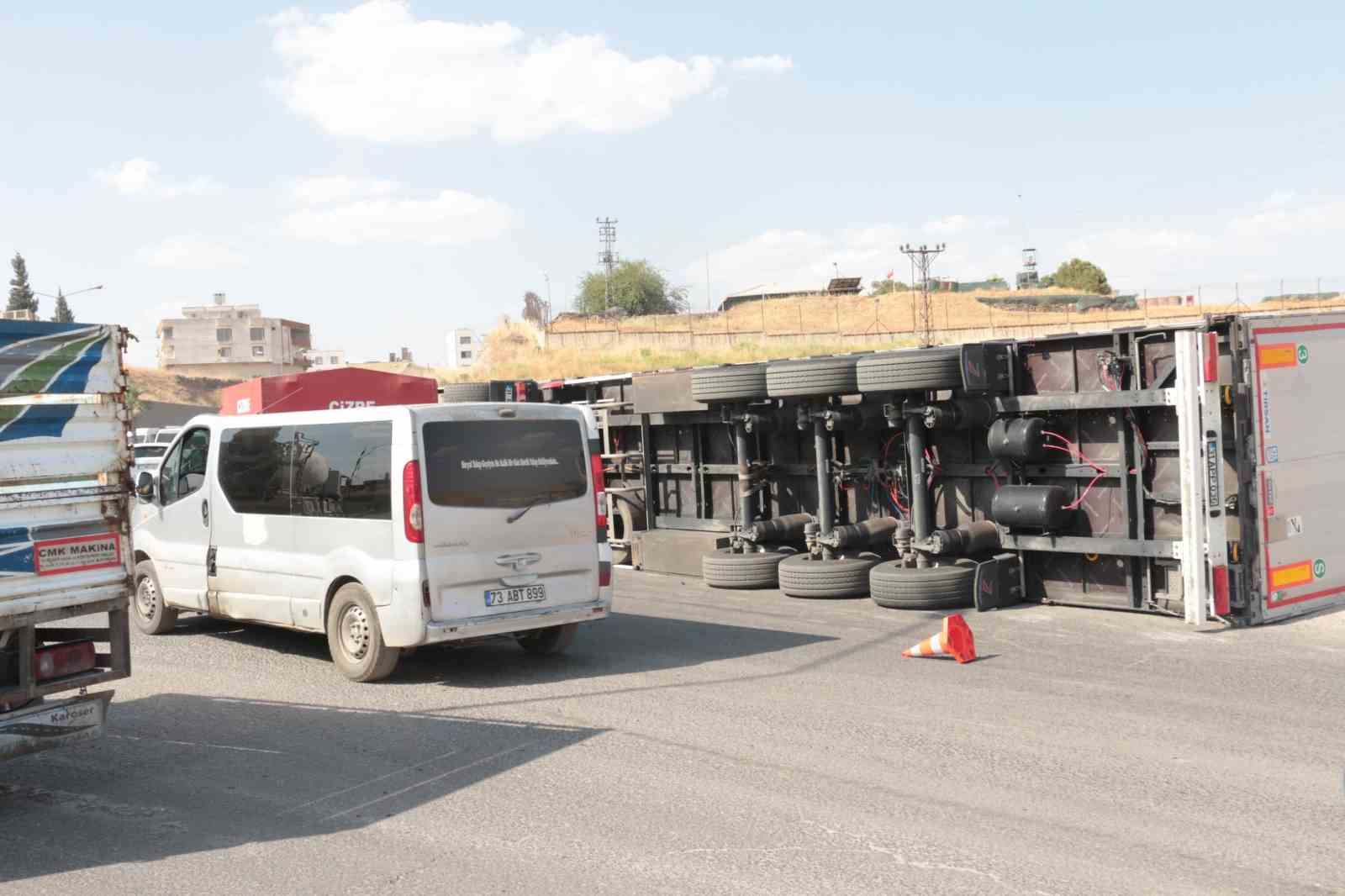 Cizre’de virajı alamayan tır devrildi: 1 yaralı