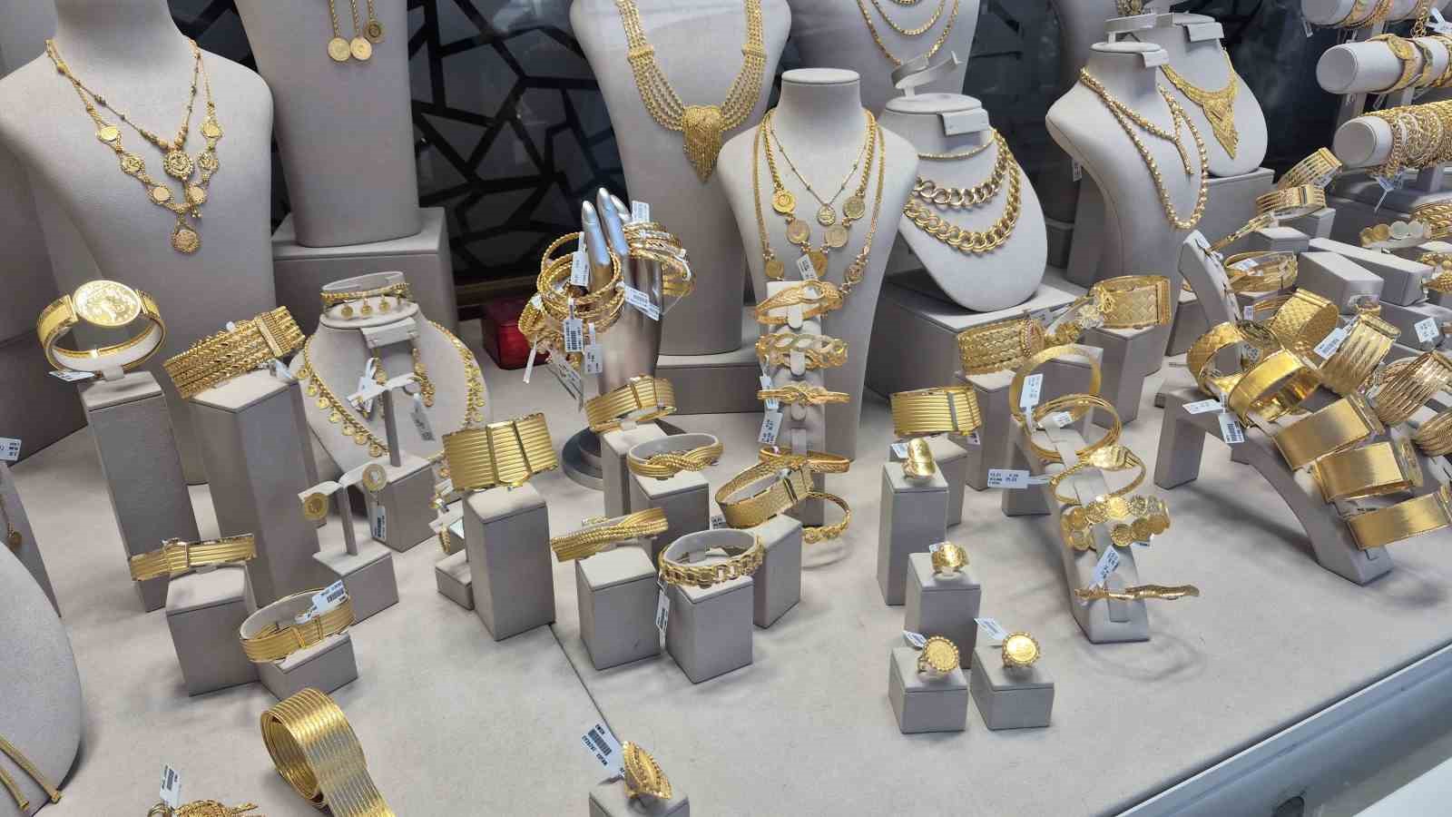 Yaşlı adam 1 milyon TL dolandırılmaktan son anda kurtarıldı