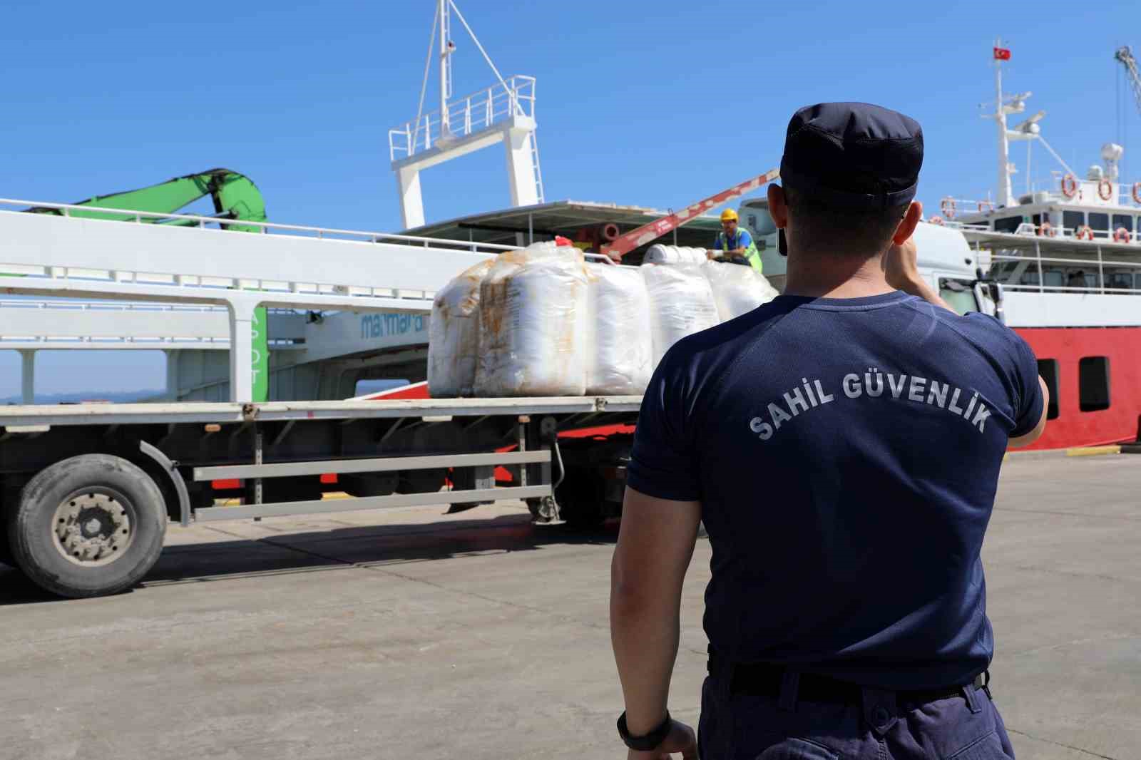 Karasu’da karaya oturan gemiyi boşaltma çalışmaları devam ediyor