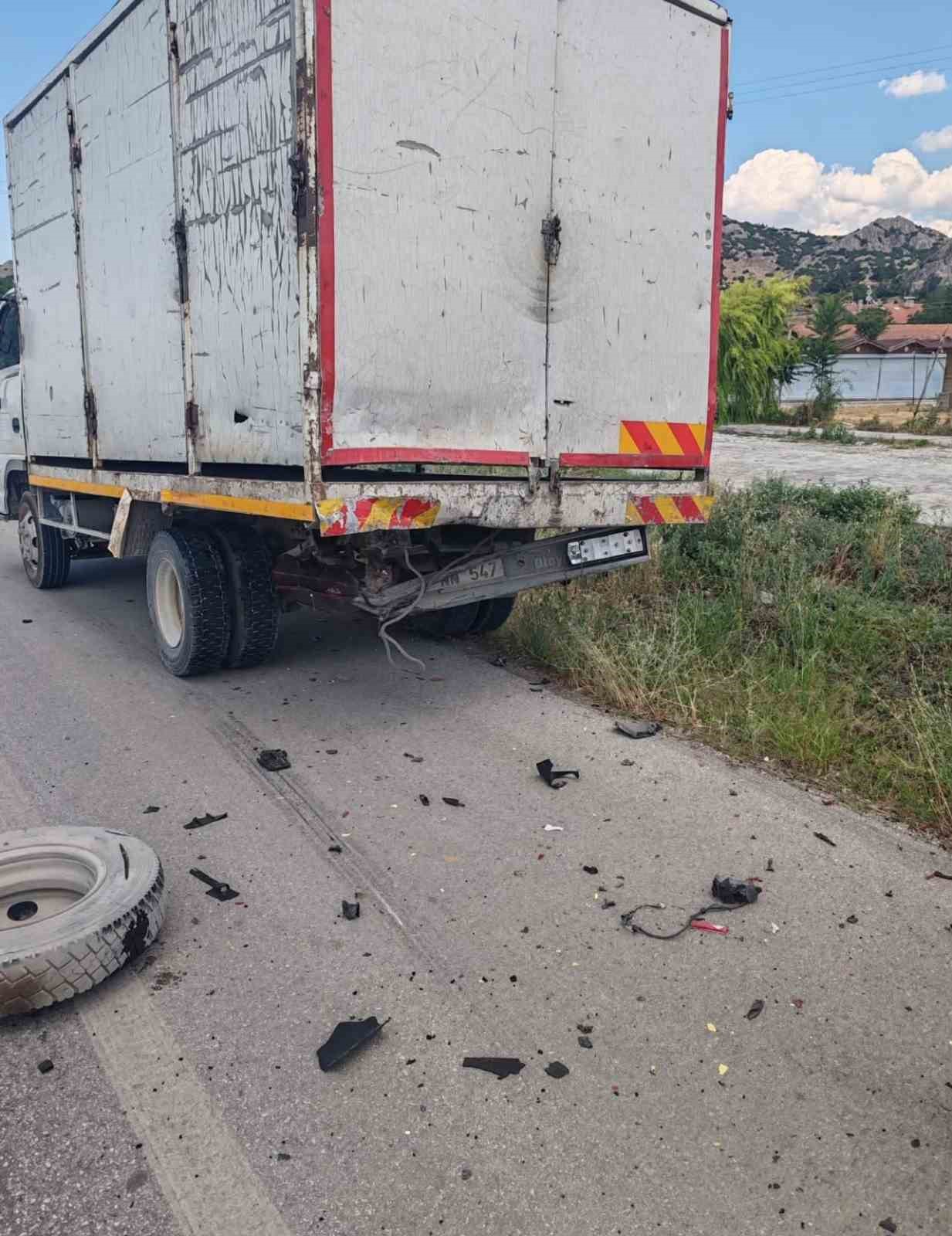 Kamyonete çarpan otomobil hurdaya döndü: 1 yaralı
