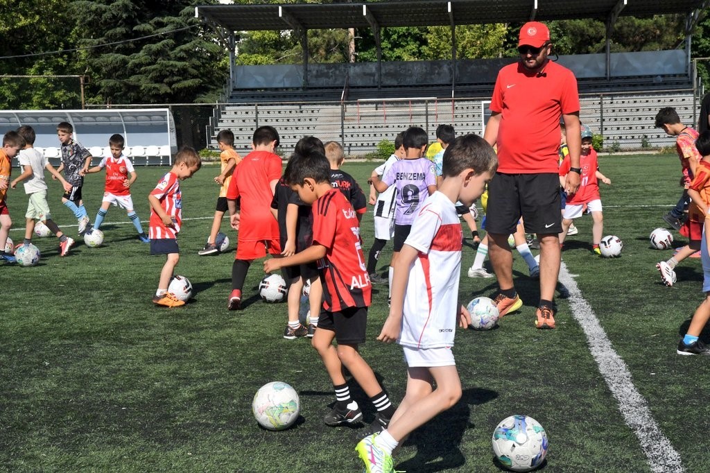 Eskişehir’de GSB Spor Okulları’nda futbol heyecanı hız kesmiyor