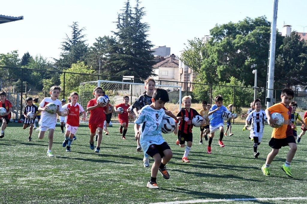Eskişehir’de GSB Spor Okulları’nda futbol heyecanı hız kesmiyor