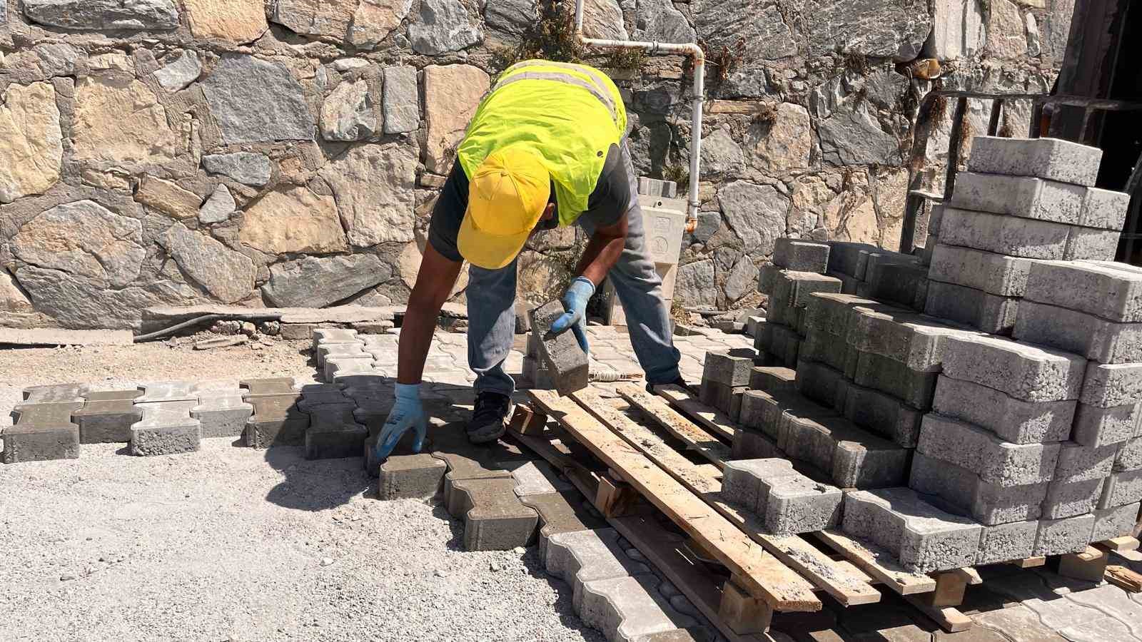 Kadınlar Denizi Mahallesi’nde 2 bin metrekarelik yol yenileme çalışması başladı