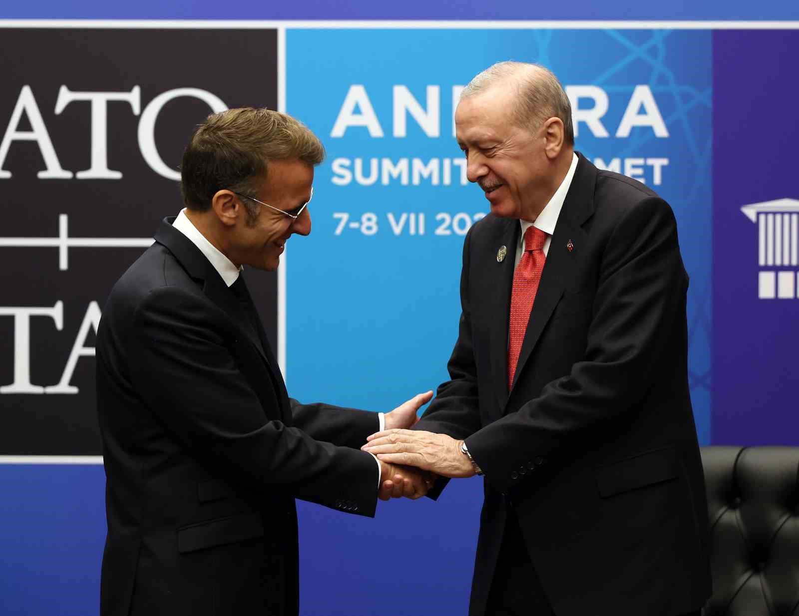 Cumhurbaşkanı Erdoğan, Macron ile Fransa’ya selam gönderdi