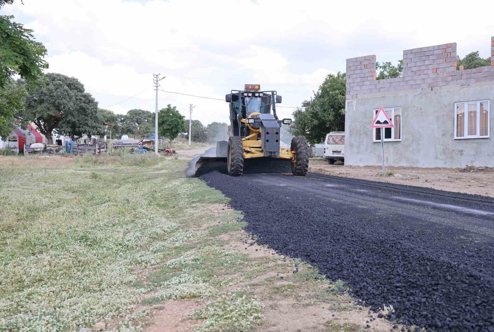 Uşak’ta köy yollarında asfalt serme çalışmaları sürüyor