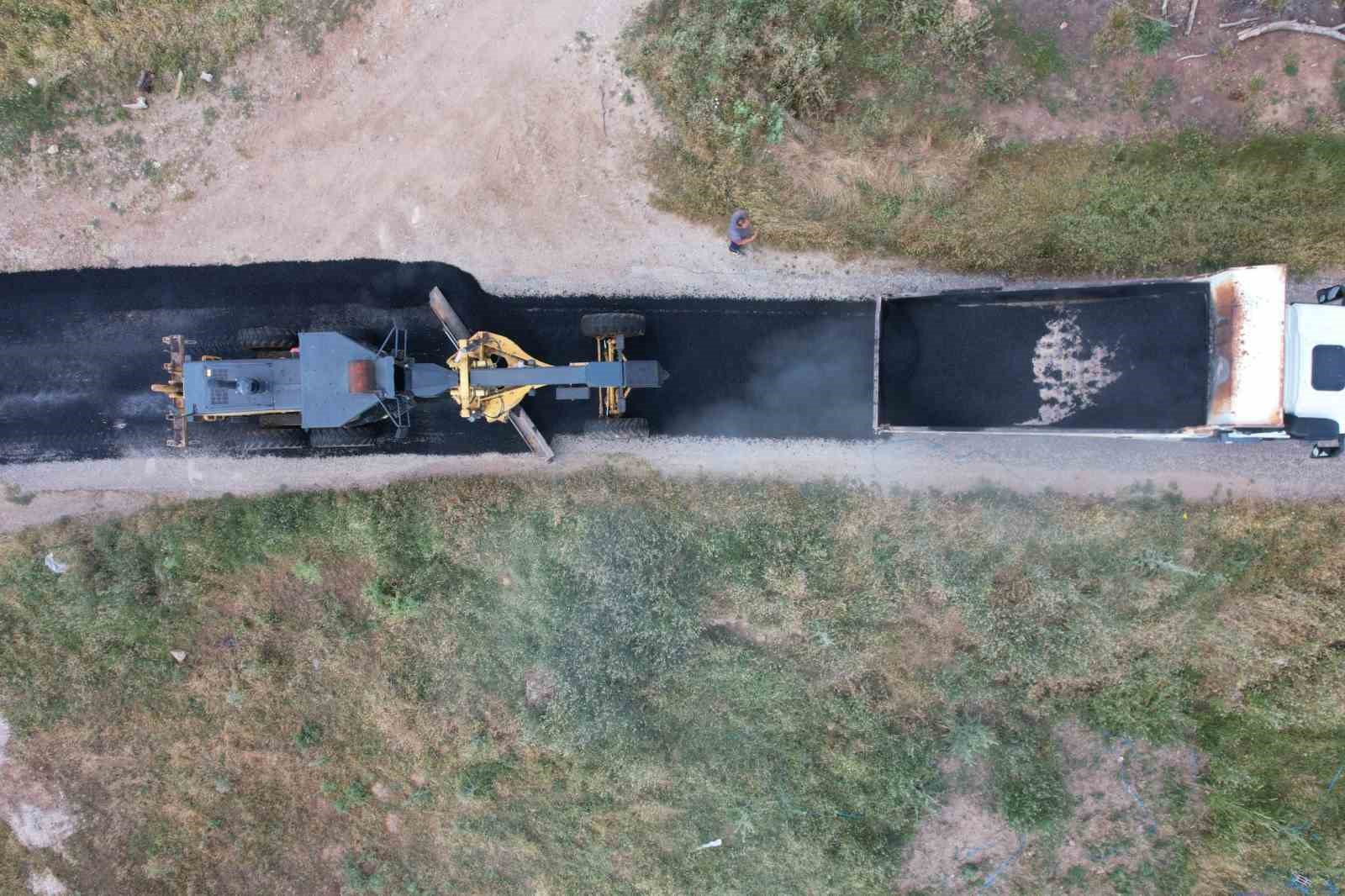 Uşak’ta köy yollarında asfalt serme çalışmaları sürüyor