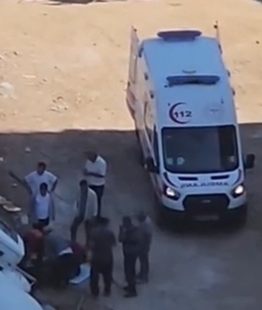 Yolda oluşan çökme nedeniyle beton mikseri devrildi: 1 yaralı
