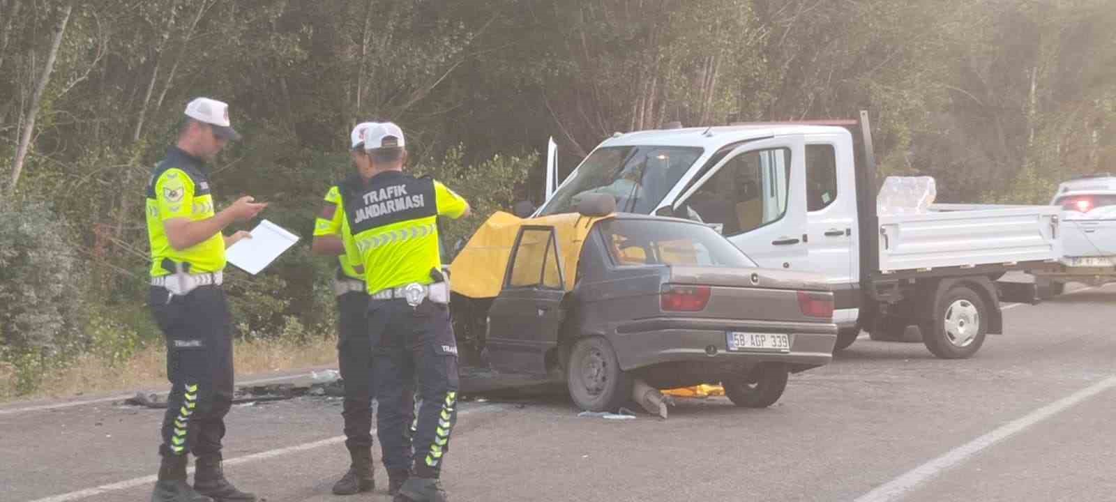Sivas’ta kamyonetle otomobil çarpıştı: 1 ölü, 2 yaralı