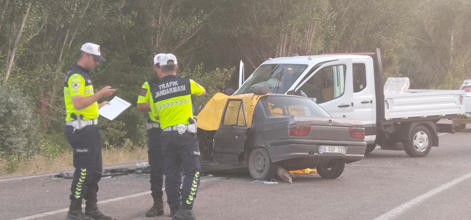 Sivas’ta kamyonetle otomobil çarpıştı: 1 ölü, 2 yaralı