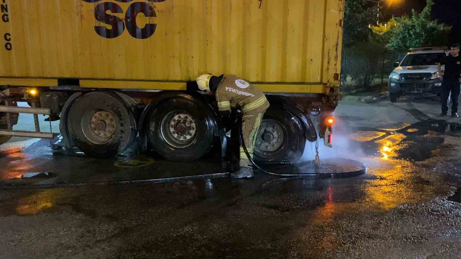 Lastik sebebiyle yanan tırı 10 kilometre sürüp itfaiyeye yetiştirdi