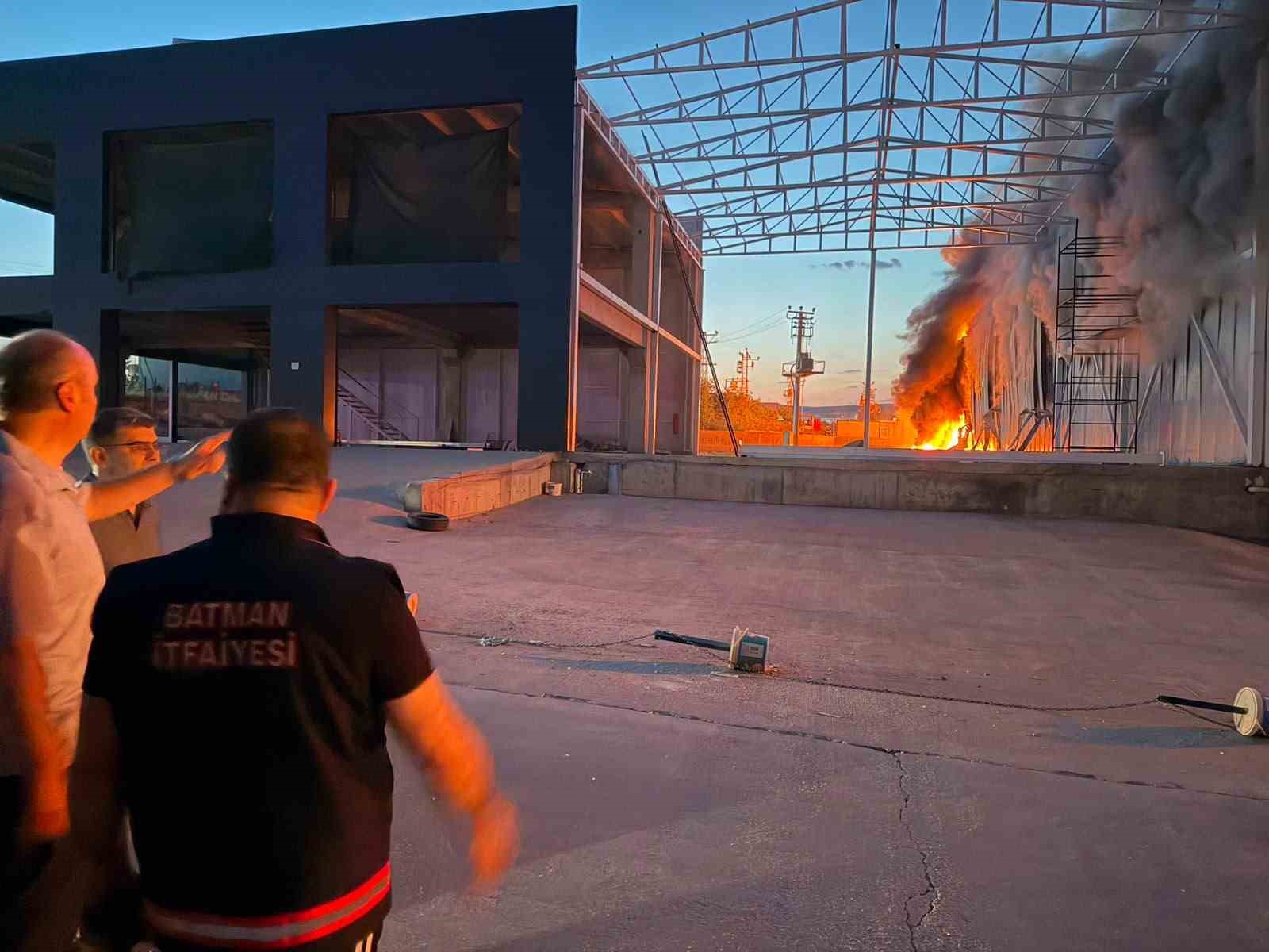Batman’da ulusal market zincirinin ana dağıtım deposunda büyük yangın