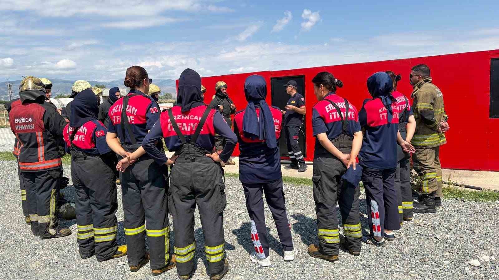 Erzincan Belediyesi itfaiye personelinin mesleki eğitimleri sürüyor