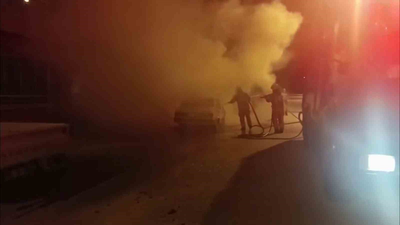 Maskeyle geldi, aracı böyle ateşe verdi