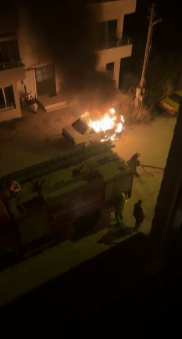 Maskeyle geldi, aracı böyle ateşe verdi