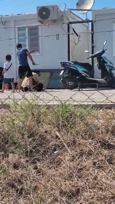 Ayrılmak istediği için evlatlarının önünde eli bıçaklı kocası tarafından öldüresiye dövüldü