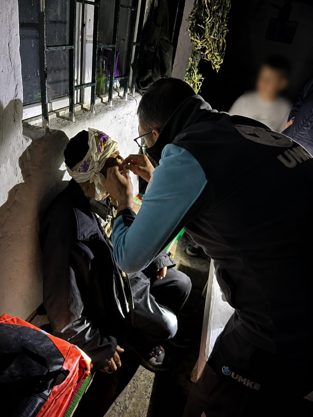 Kars’ta UMKE zorlu araziyi aştı; Yaylada yaralanan 81 yaşındaki vatandaş kurtarıldı