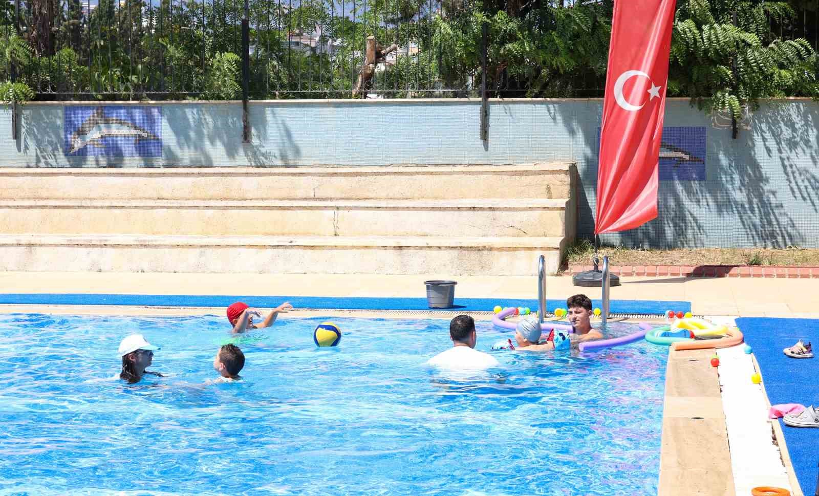 Otizmli çocuklar yüzmeyle güçleniyor