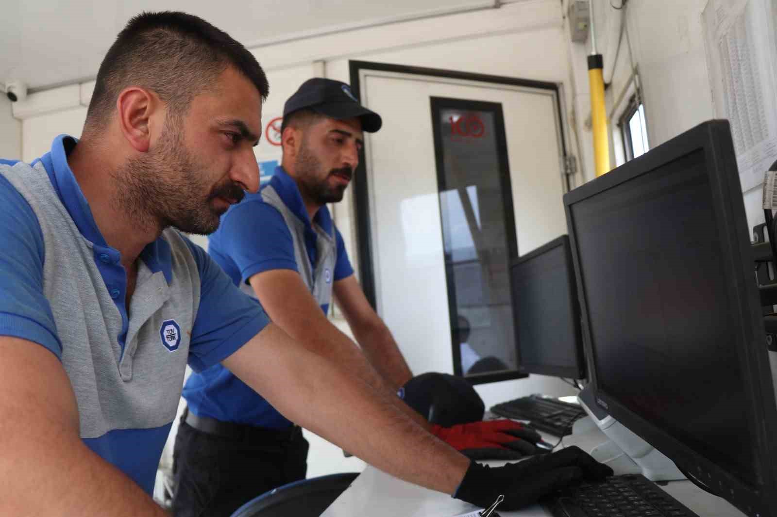Oltu’da gezici araç muayene aracı araç sahiplerine büyük kolaylık sağlıyor