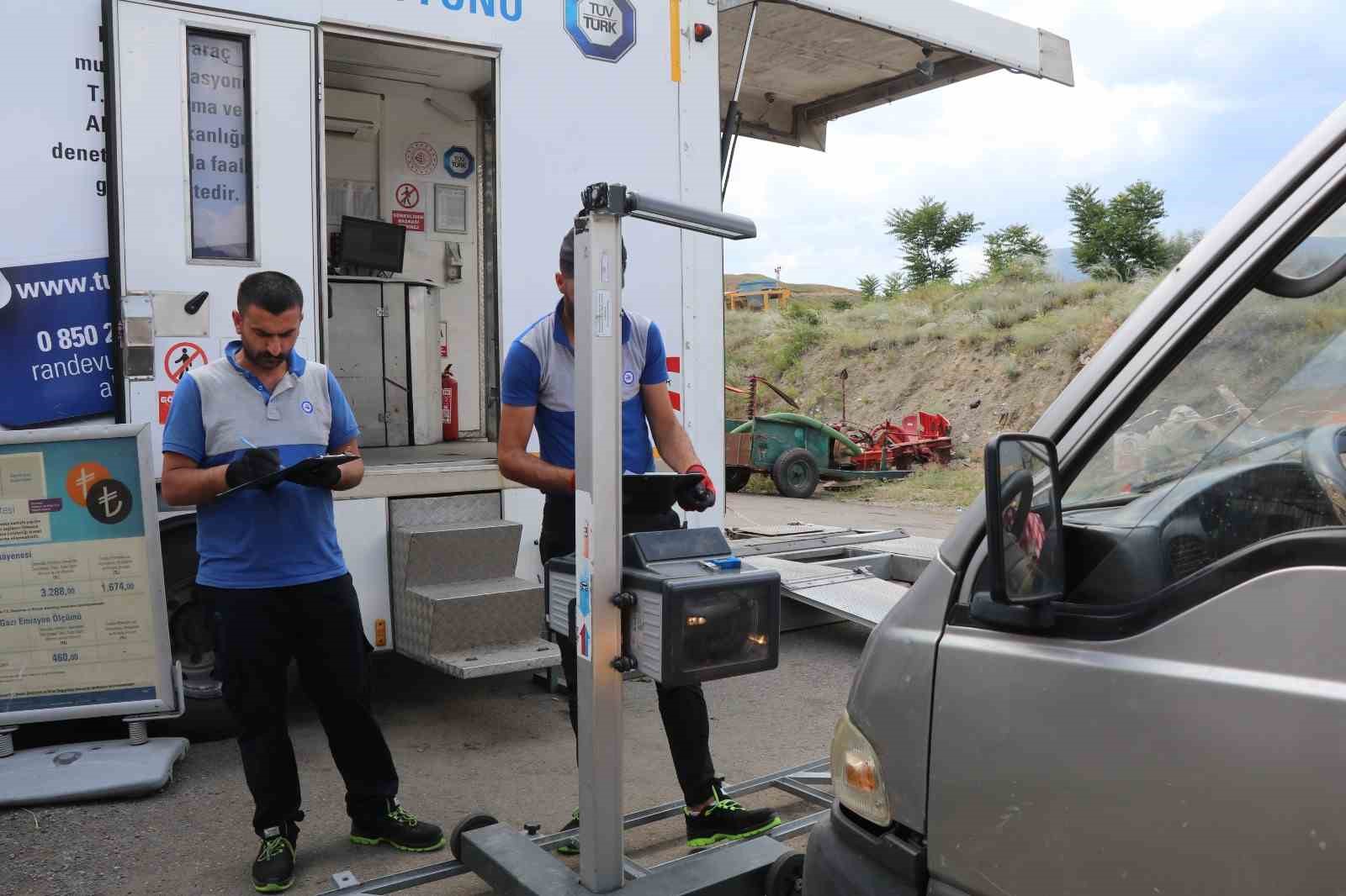 Oltu’da gezici araç muayene aracı araç sahiplerine büyük kolaylık sağlıyor