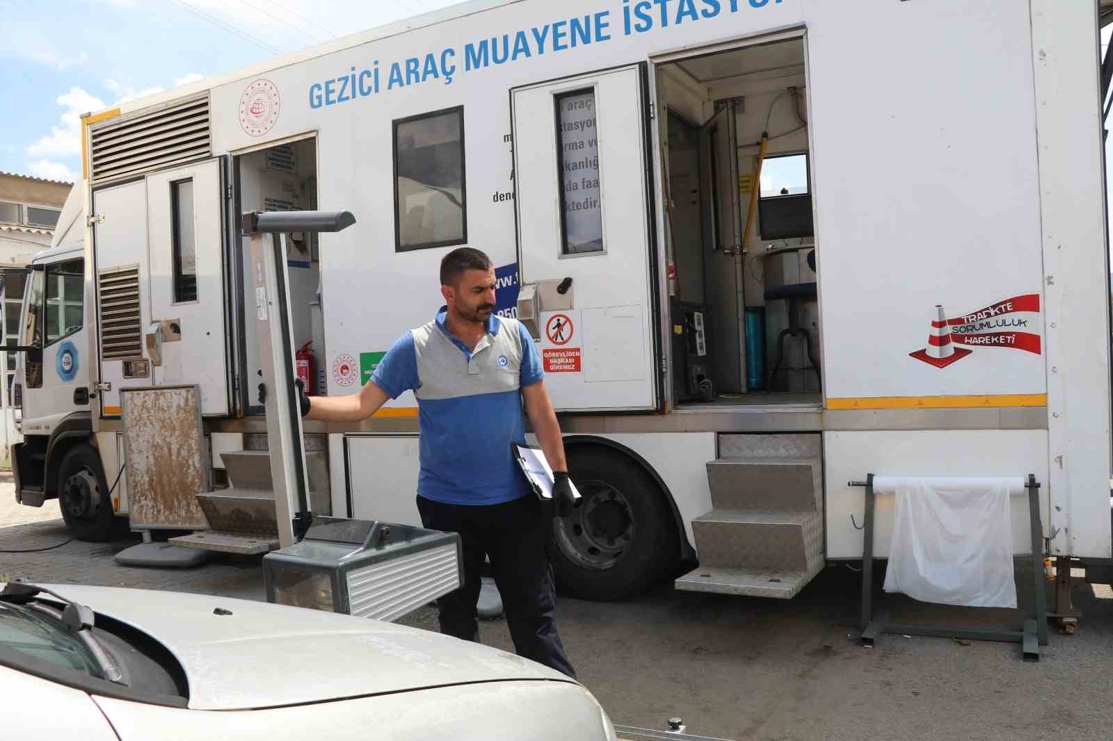 Oltu’da gezici araç muayene aracı araç sahiplerine büyük kolaylık sağlıyor