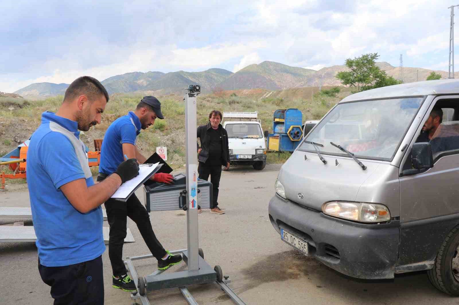 Oltu’da gezici araç muayene aracı araç sahiplerine büyük kolaylık sağlıyor