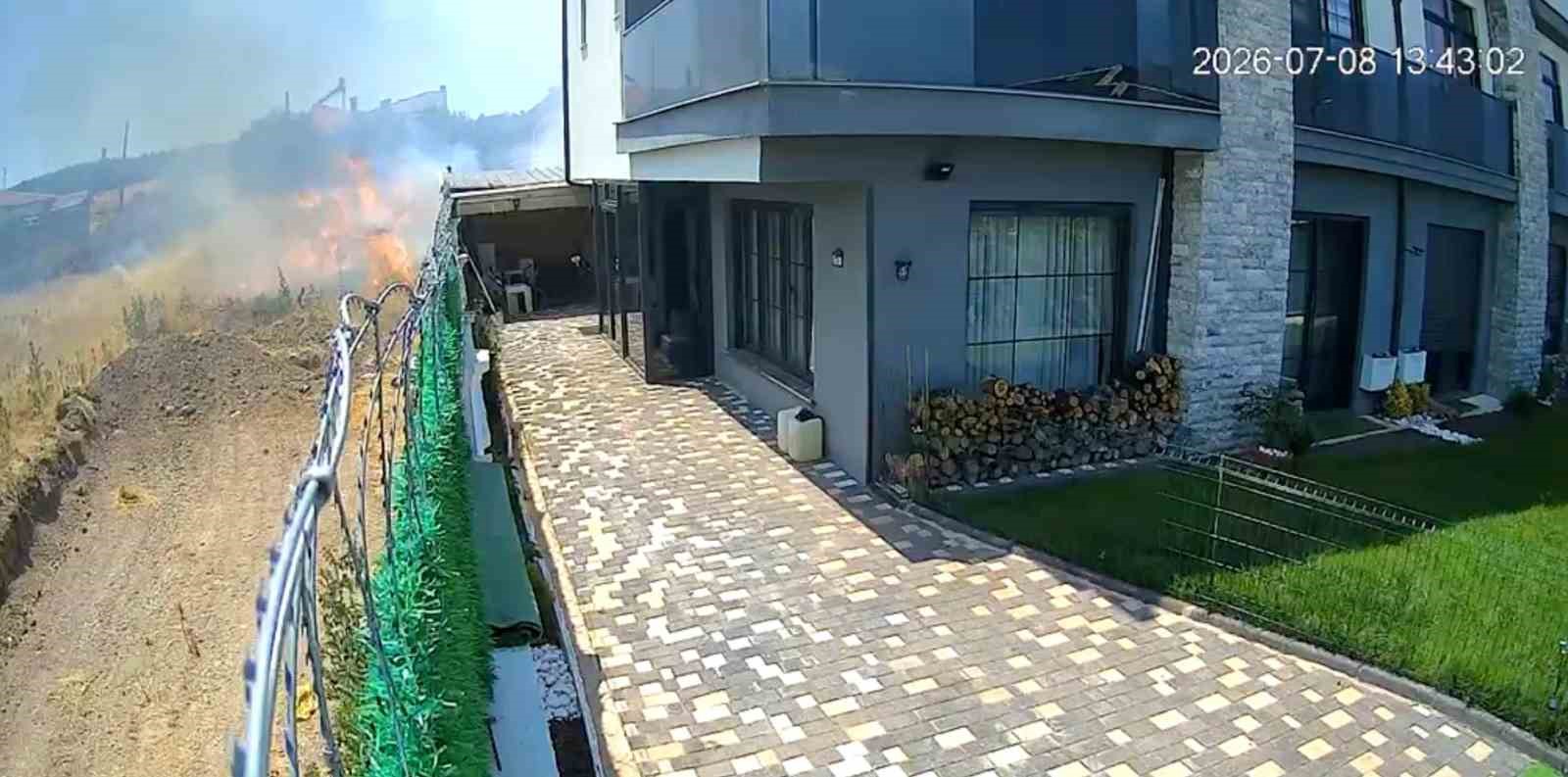 İnşaat işçisinin elindeki sigarayı düşürmesiyle tüm bahçe alev aldı