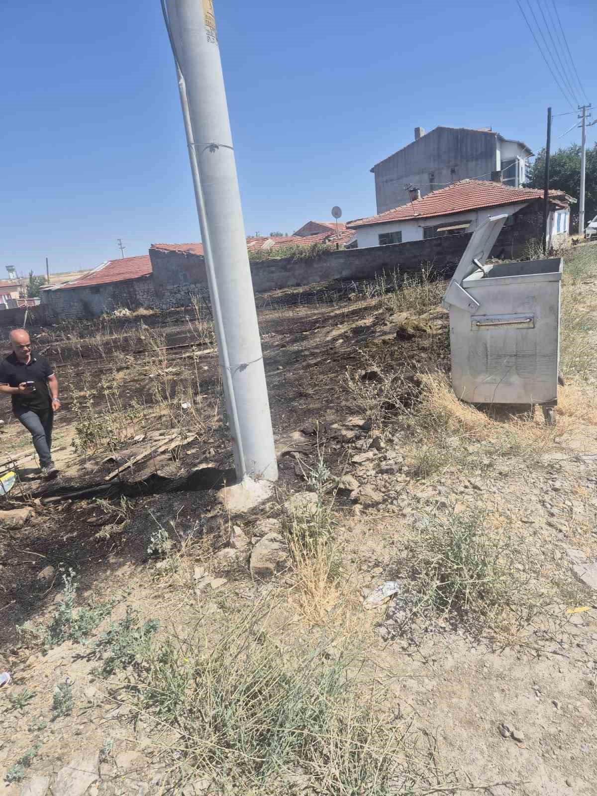 İnşaat işçisinin elindeki sigarayı düşürmesiyle tüm bahçe alev aldı