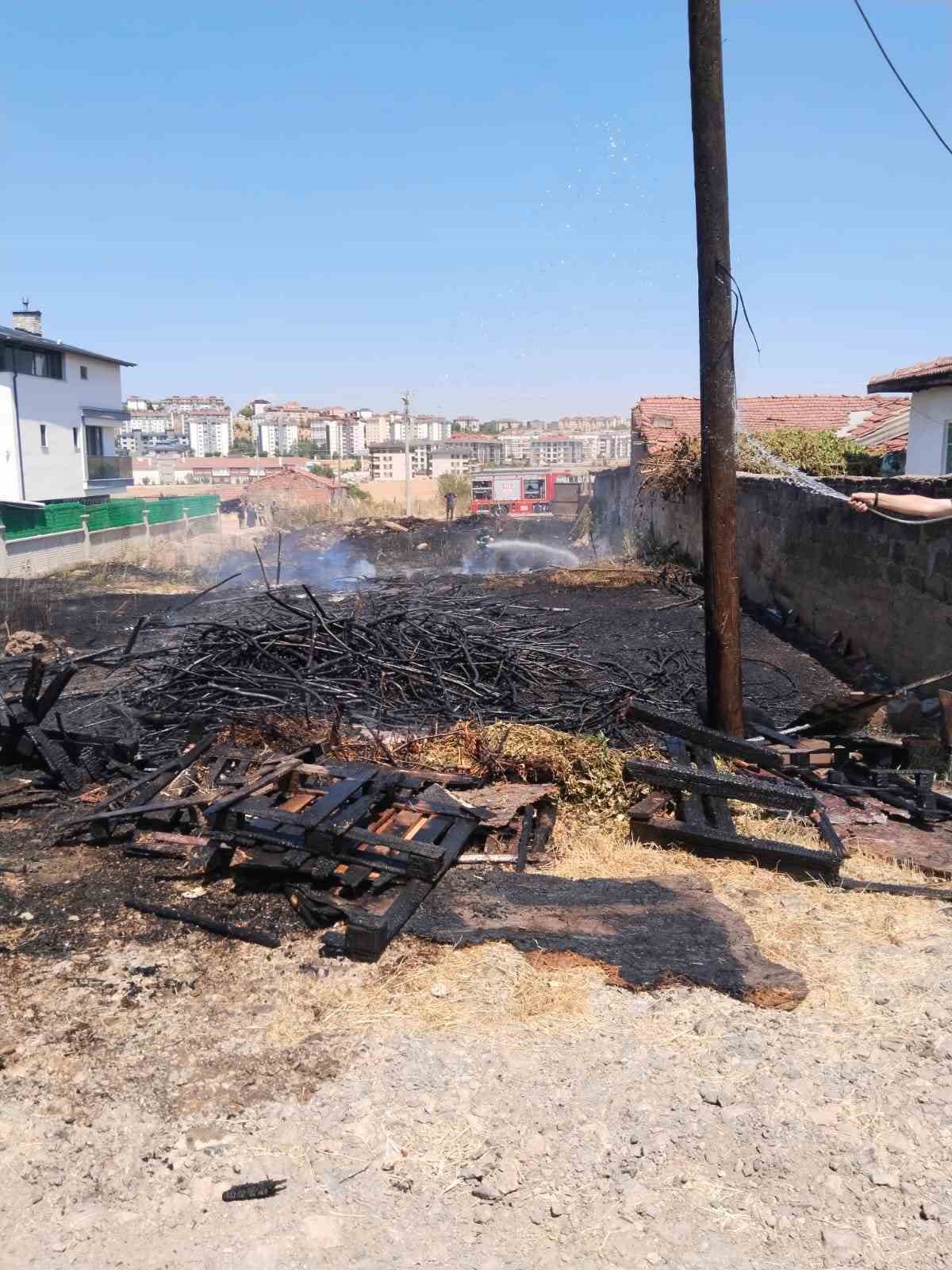 İnşaat işçisinin elindeki sigarayı düşürmesiyle tüm bahçe alev aldı