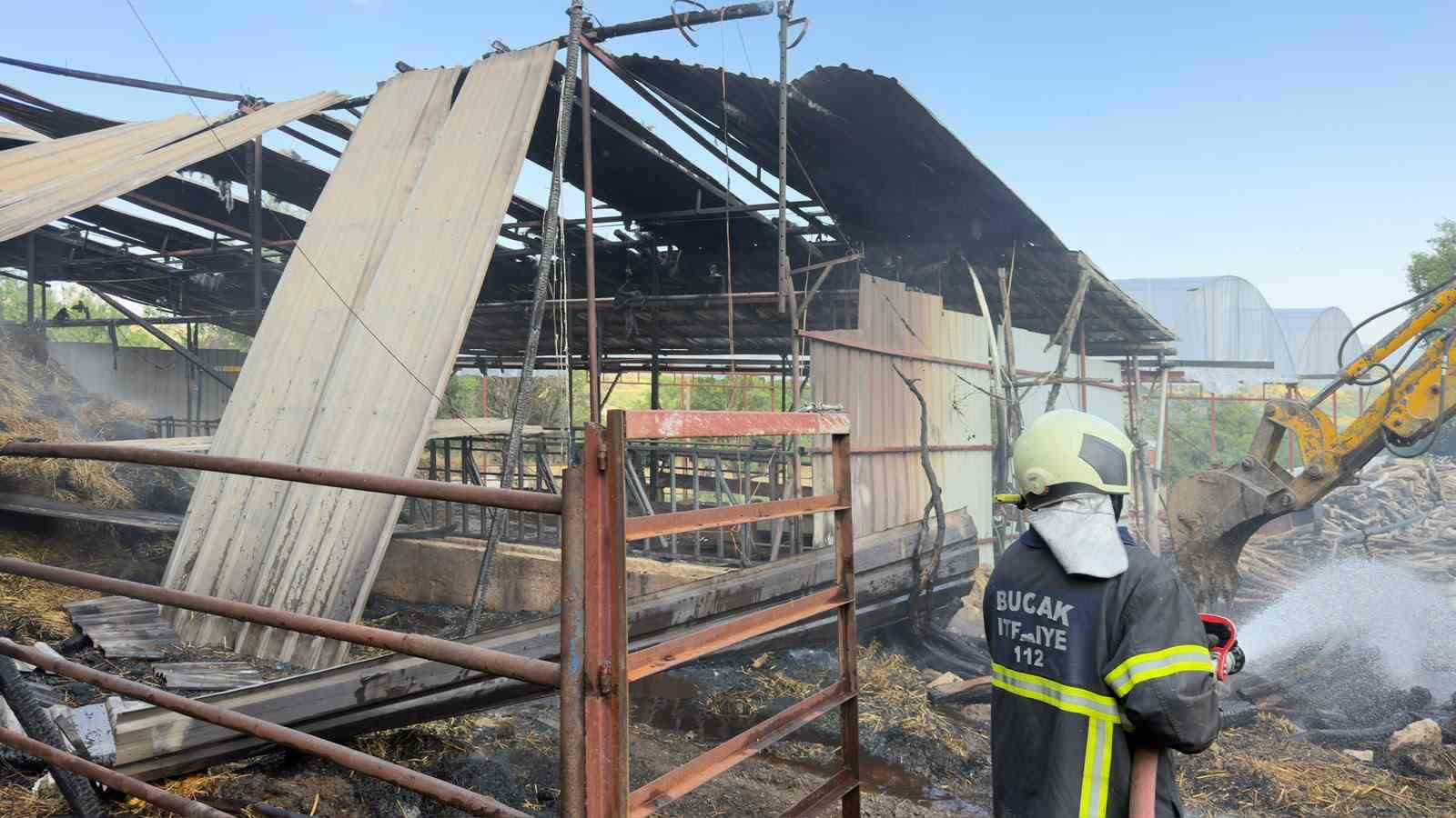 Burdur’da ahırda çıkan yangın korkuttu