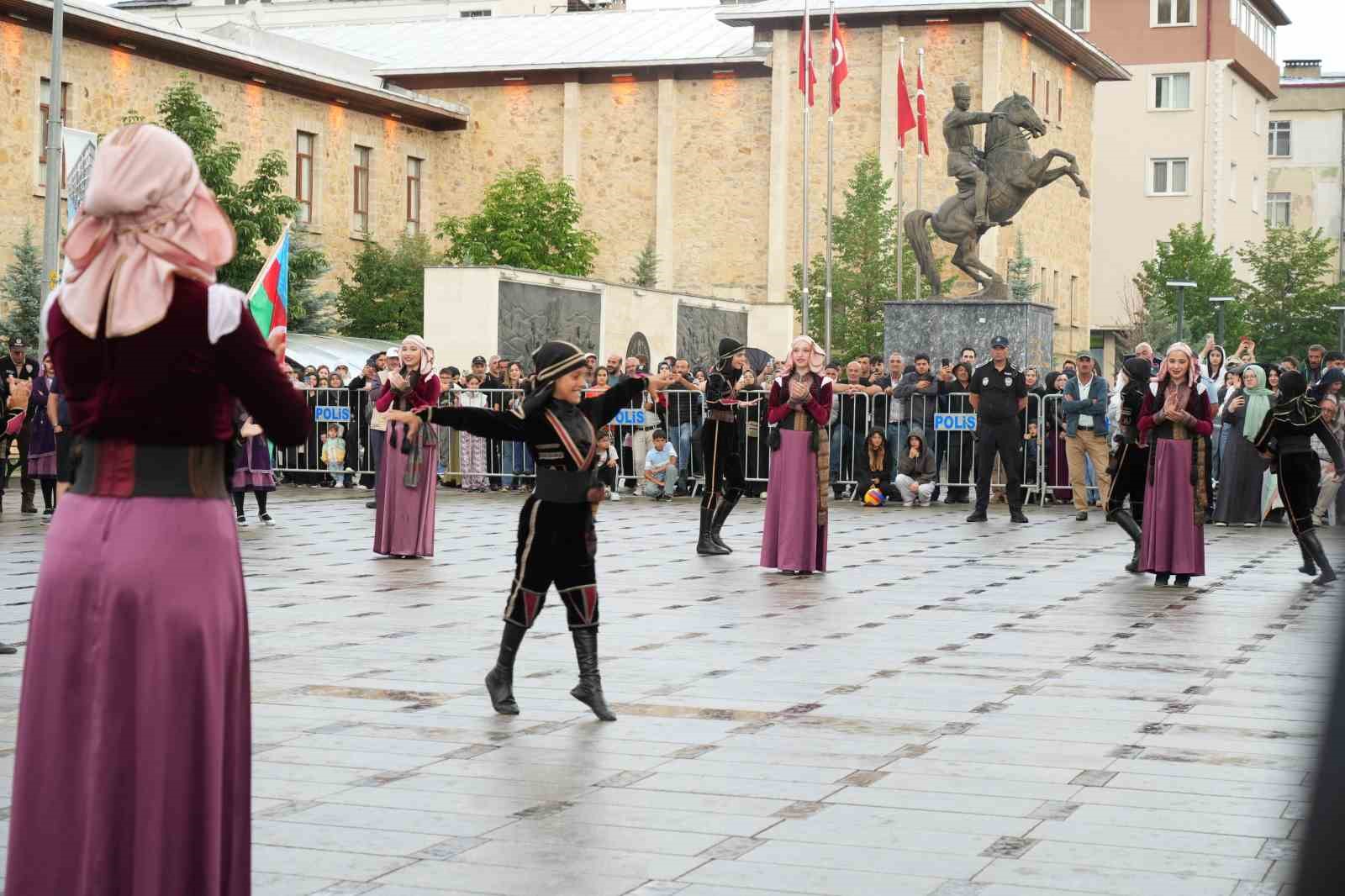 Dede Korkut Şölenleri’nde halk dansları ve müzik gösterileri ilgi gördü