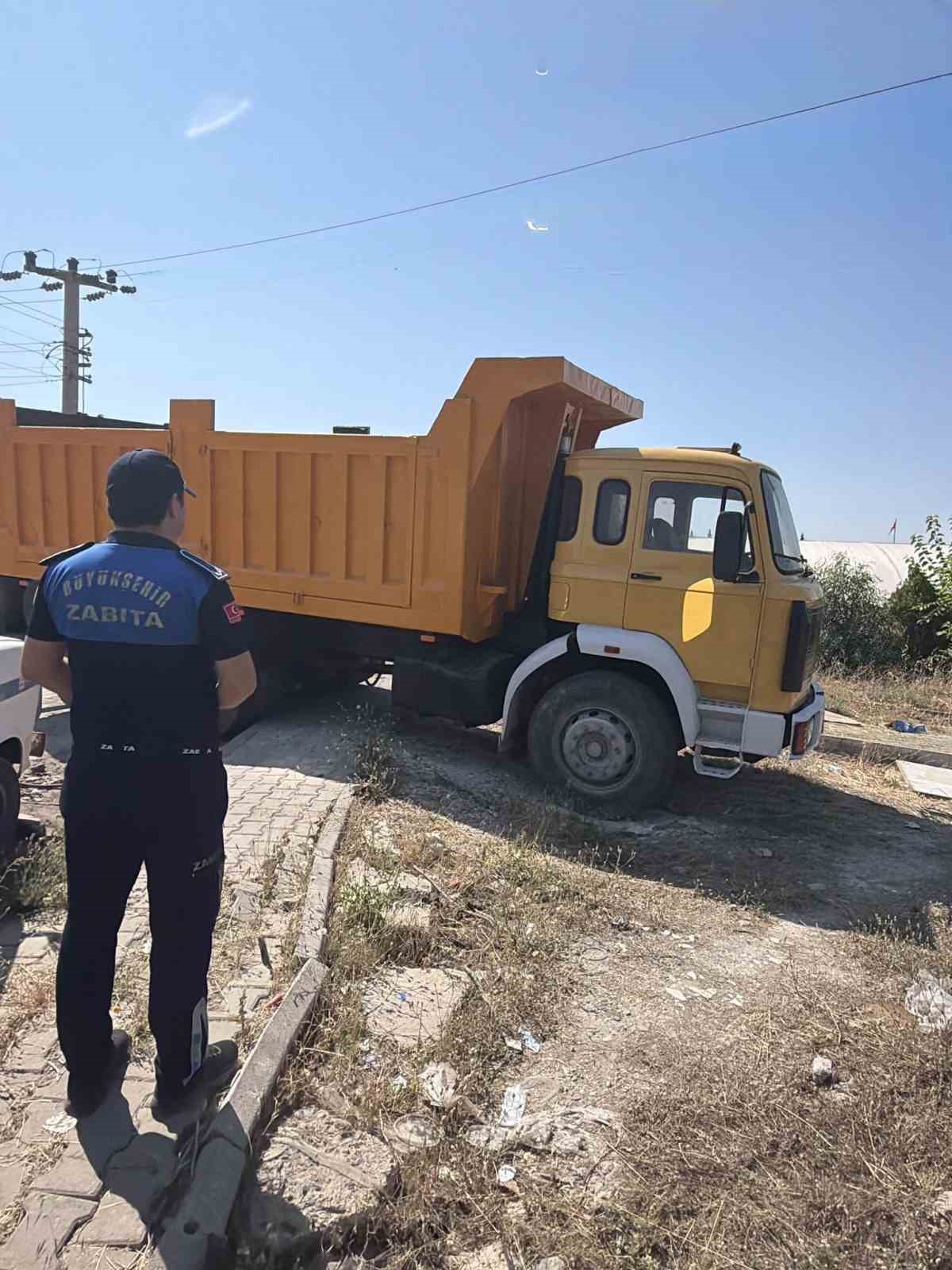 Yatağan’da zabıta ekiplerinden hurda araç operasyonu